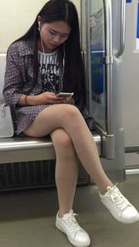 有点小无聊的妹子，你睡觉我摄你肉丝板鞋大长腿。