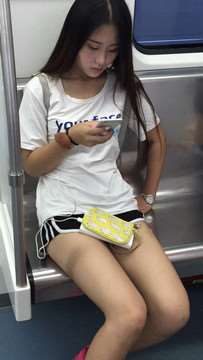 长腿运动鞋女孩好身材，心目中女神的样子。