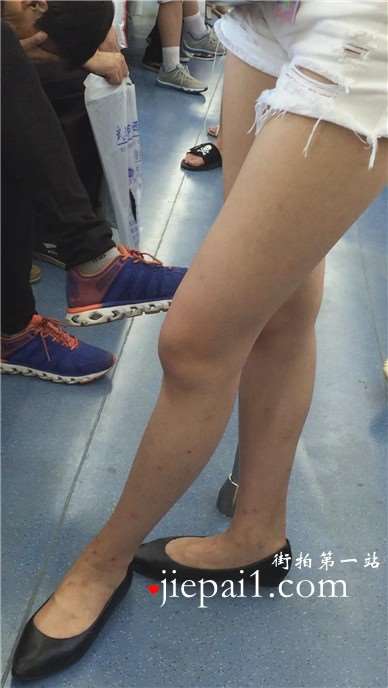 地铁上打电话的热舞白腿少女，不断变换着站姿。