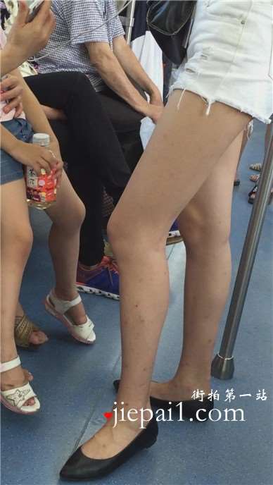 地铁上打电话的热舞白腿少女，不断变换着站姿。