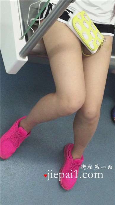 长腿运动鞋女孩好身材，心目中女神的样子。