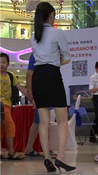身材超赞的美女汽车销售员，OL职业装美腿配高跟