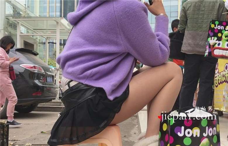 白皙大腿美少妇在打电话，口味有点重哦。
