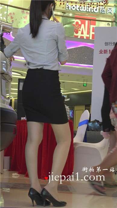 身材超赞的美女汽车销售员，OL职业装美腿配高跟
