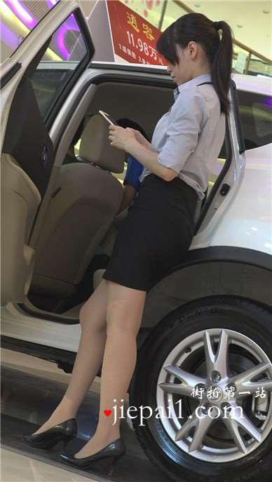 身材超赞的美女汽车销售员，OL职业装美腿配高跟