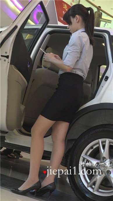 身材超赞的美女汽车销售员，OL职业装美腿配高跟