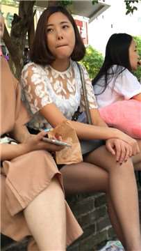 跟闺蜜聊天吃东西的妹子，多想你站起来摄下你的身材怎...