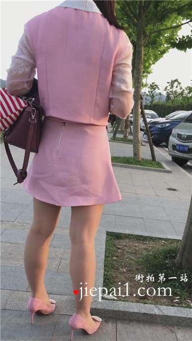 广场上的超美粉色系马尾辫少女，一身粉色打扮真漂亮。