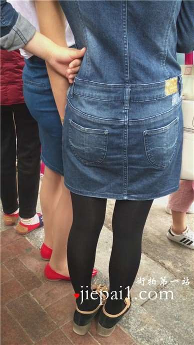 一黑丝一光腿的两姐妹花，能不能不要这么诱惑。