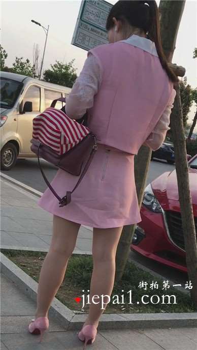 广场上的超美粉色系马尾辫少女，一身粉色打扮真漂亮。