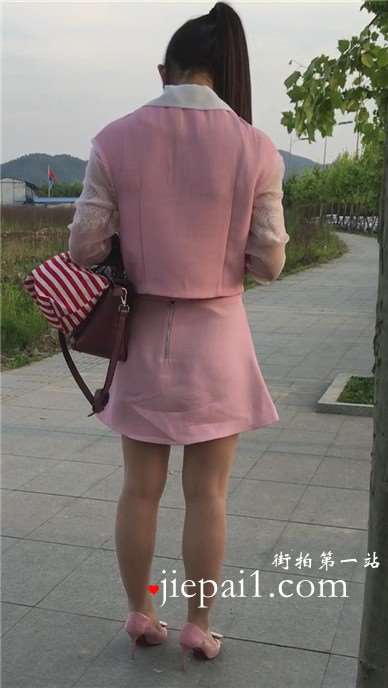 广场上的超美粉色系马尾辫少女，一身粉色打扮真漂亮。