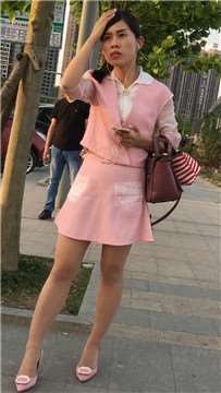 广场上的超美粉色系马尾辫少女，一身粉色打扮真漂亮。