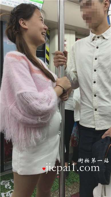 有点小可爱的粉色系少女，那么小就交男朋友了。