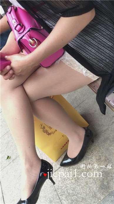 公交站遇见极品美腿高跟鞋少妇，有韵味加性感。