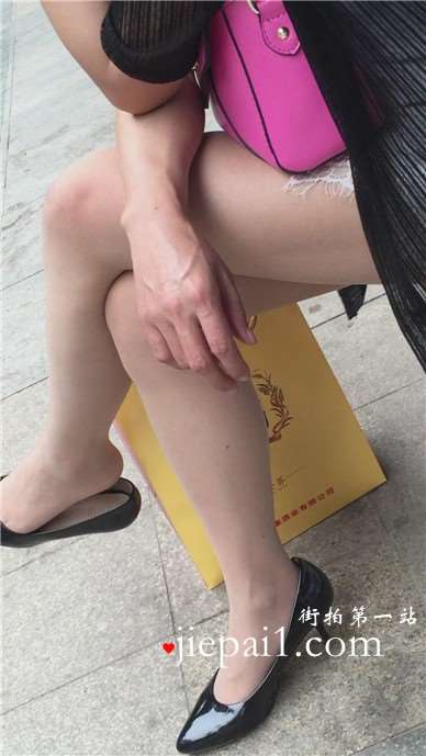 公交站遇见极品美腿高跟鞋少妇，有韵味加性感。