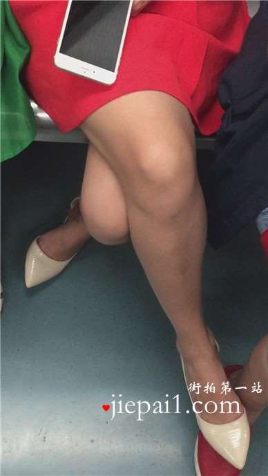 地铁上趴男友腿上休息的唯美红色公主裙美眉。