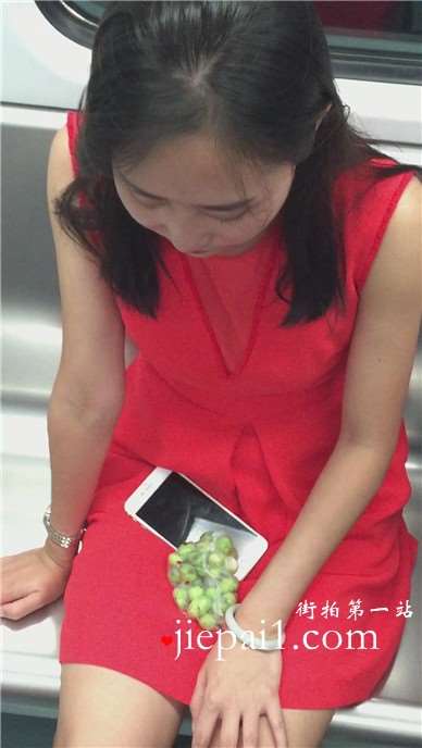 地铁上趴男友腿上休息的唯美红色公主裙美眉。