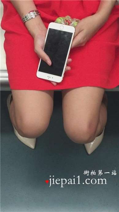 地铁上趴男友腿上休息的唯美红色公主裙美眉。