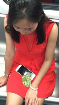 地铁上趴男友腿上休息的唯美红色公主裙美眉。