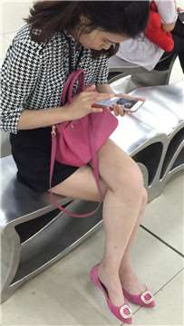 商场休息区拍摄美腿玉足美眉，粉色小平底鞋加分不少。