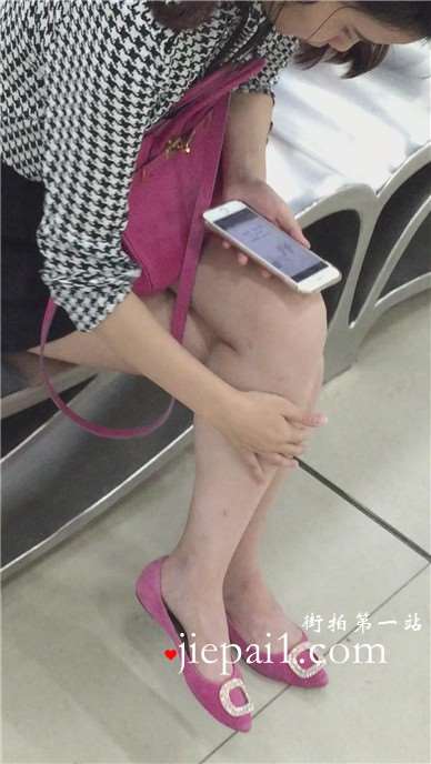 商场休息区拍摄美腿玉足美眉，粉色小平底鞋加分不少。