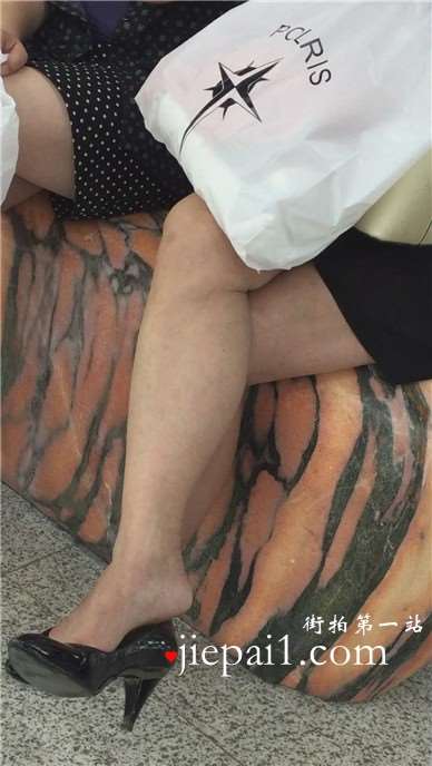 坐玉石上的高跟美腿少妇，偶尔晾晾脚。