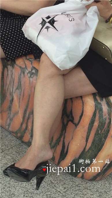 坐玉石上的高跟美腿少妇，偶尔晾晾脚。