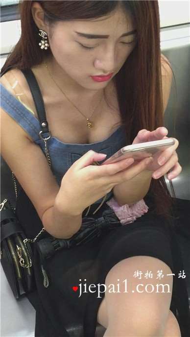 地铁上低头玩手机的女孩，一双高跟很抢眼。