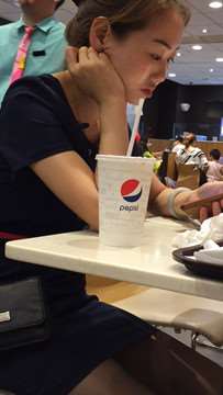 肯德基遇见隔壁桌坐着的黑丝美腿OL制服美眉