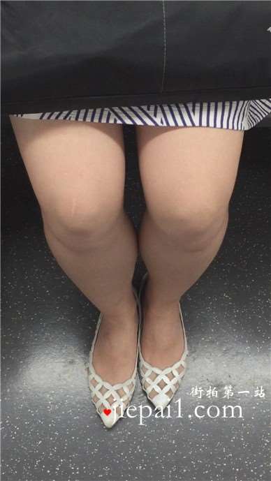 地铁上拍摄v领连衣裙小妹，一副闷闷不乐的脸