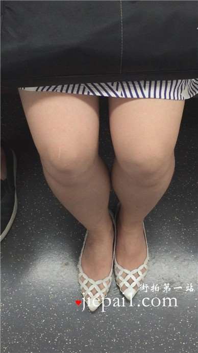 地铁上拍摄v领连衣裙小妹，一副闷闷不乐的脸