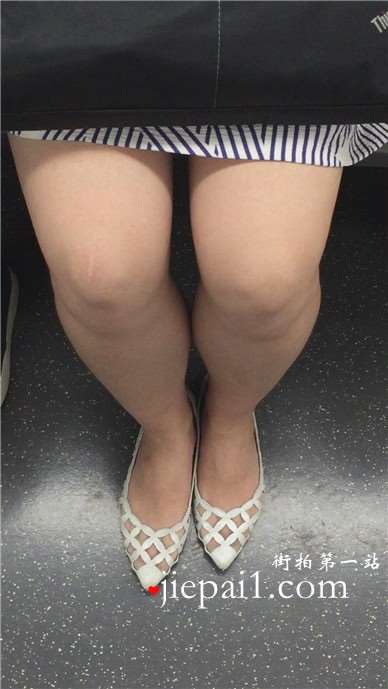 地铁上拍摄v领连衣裙小妹，一副闷闷不乐的脸