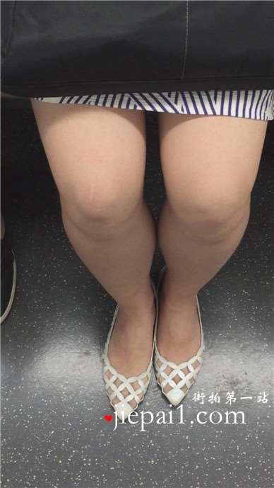 地铁上拍摄v领连衣裙小妹，一副闷闷不乐的脸