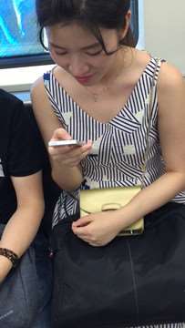 地铁上拍摄v领连衣裙小妹，一副闷闷不乐的脸
