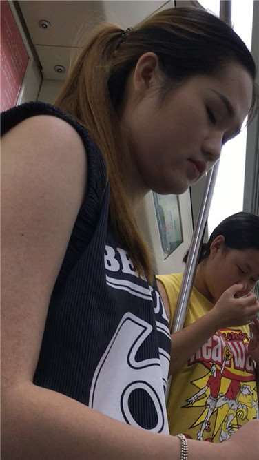 地铁上遇见坐旁边的重量级肥臀妹子