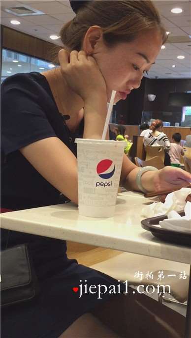 肯德基遇见隔壁桌坐着的黑丝美腿OL制服美眉