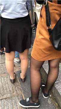 排队偶遇极品黑丝，送上门的美腿不拍白不拍。
