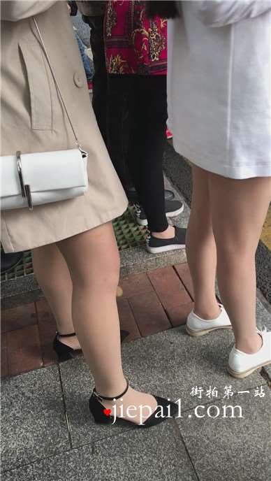 公交站偶遇等车的长发美腿妹子，美女已长发及腰。
