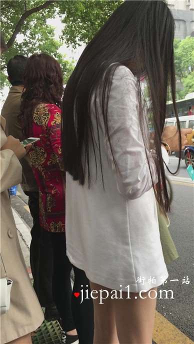 公交站偶遇等车的长发美腿妹子，美女已长发及腰。