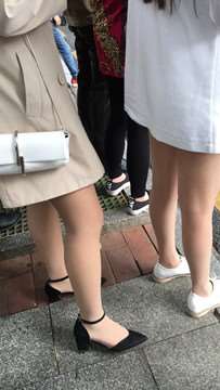 公交站偶遇等车的长发美腿妹子，美女已长发及腰。