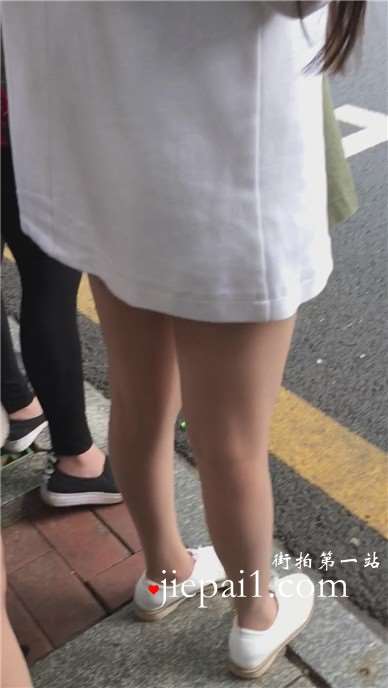 公交站偶遇等车的长发美腿妹子，美女已长发及腰。
