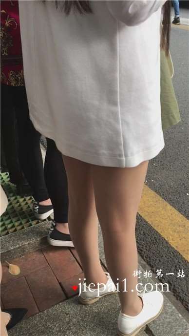 公交站偶遇等车的长发美腿妹子，美女已长发及腰。
