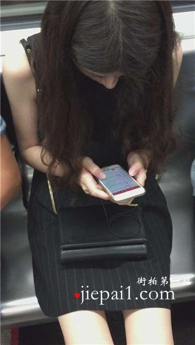 地铁上遇见低头玩手机的美腿妹子