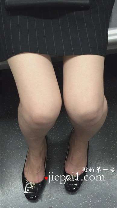 地铁上遇见低头玩手机的美腿妹子
