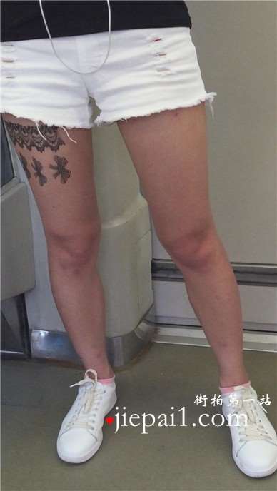 大腿上满是纹身的狂野妹子，白腿热裤板鞋好身材。