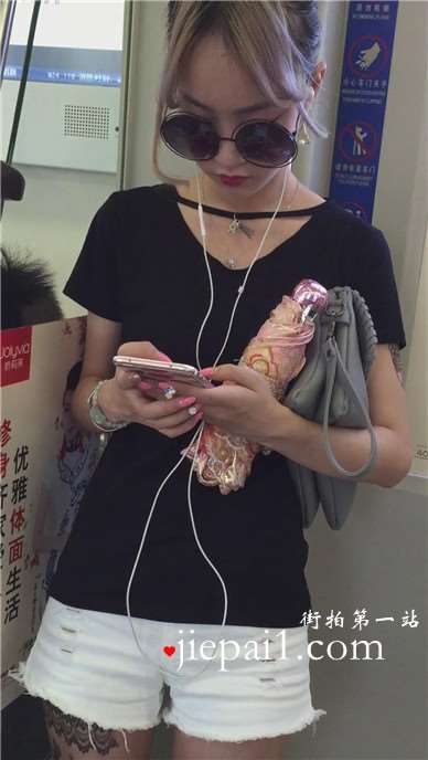 大腿上满是纹身的狂野妹子，白腿热裤板鞋好身材。