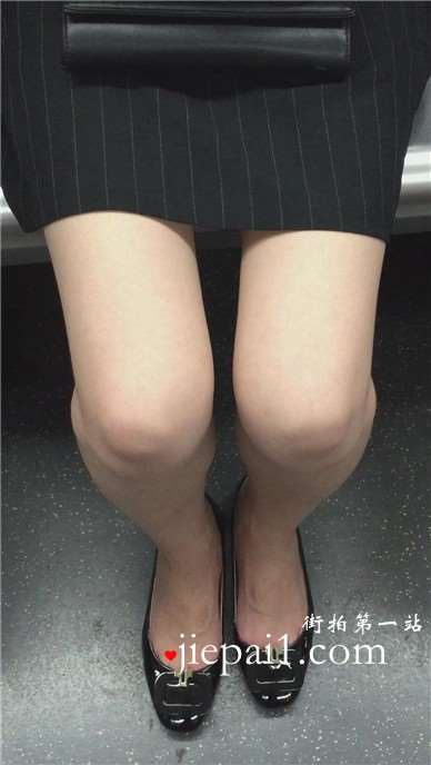 地铁上遇见低头玩手机的美腿妹子