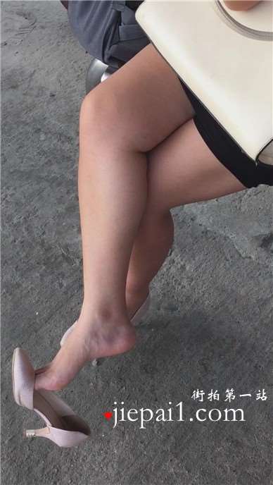 性感长腿高跟鞋少妇，一只大拇指挂着高跟鞋就这么晃。