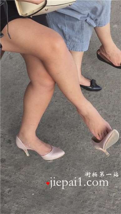 性感长腿高跟鞋少妇，一只大拇指挂着高跟鞋就这么晃。