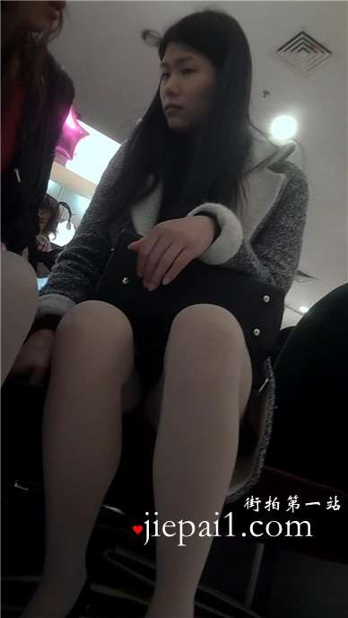 包包店内拍摄两位高跟长腿姐妹花